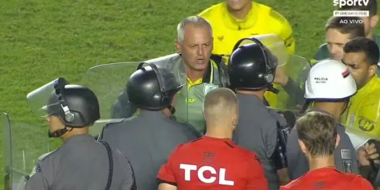 Lisca tenta confrontar árbitro após partida contra o Santos, mas é contido por policiais