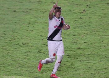 Hugo Moura, do Vasco da Gama, aponta para a torcida e comemora o gol marcado contra o Cuiabá, em partida válida pelo Campeonato Brasileiro