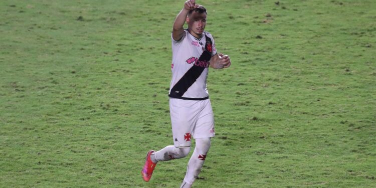 Hugo Moura, do Vasco da Gama, aponta para a torcida e comemora o gol marcado contra o Cuiabá, em partida válida pelo Campeonato Brasileiro