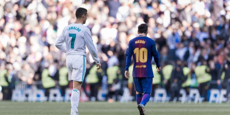Foto de Cristiano Ronaldo, do Real Madrid, e Lionel Messi, do Barcelona, durante clássico entre as equipes