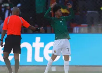 Miguelito, atacante da Bolívia, comemora o gol marcado contra a Colômbia, em partida válida pelas Eliminatórias
