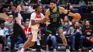 Jayson Tatum, do Boston Celtics, carrega a bola enquanto Bilal Coulibaly, do Washington Wizards, o marca