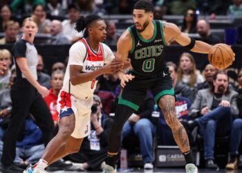 Jayson Tatum, do Boston Celtics, carrega a bola enquanto Bilal Coulibaly, do Washington Wizards, o marca