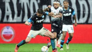 Memphis Depay, do Corinthians, disputa a posse de bola com Juan Nardoni, do Racing, em partida válida pela semifinal da Sul-Americana