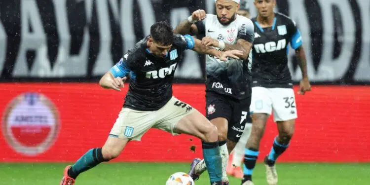 Memphis Depay, do Corinthians, disputa a posse de bola com Juan Nardoni, do Racing, em partida válida pela semifinal da Sul-Americana
