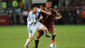Lionel Messi, da Argentina, e Yangel Herrera, da Venezuela, disputam a posse de bola durante partida válida pelas Eliminatórias para a Copa do Mundo 2026