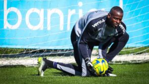 Goleiro Caíque, do Grêmio, agarra a bola durante treinamento