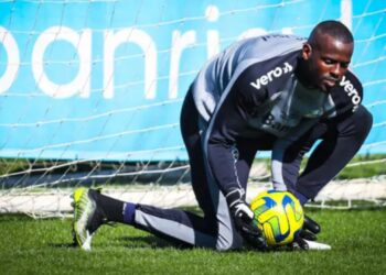 Goleiro Caíque, do Grêmio, agarra a bola durante treinamento