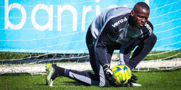 Goleiro Caíque, do Grêmio, agarra a bola durante treinamento