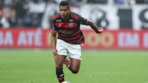 Alex Sandro, do Flamengo, carrega a bola durante jogo contra o Corinthians, válido pela Copa do Brasil