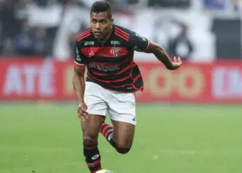 Alex Sandro, do Flamengo, carrega a bola durante jogo contra o Corinthians, válido pela Copa do Brasil