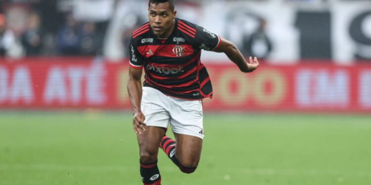Alex Sandro, do Flamengo, carrega a bola durante jogo contra o Corinthians, válido pela Copa do Brasil