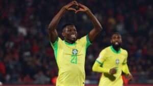 Luiz Henrique, atacante da Seleção Brasileira, comemora o gol marcado contra o Chile, em partida válida pelas Eliminatórias para a Copa do Mundo 2026