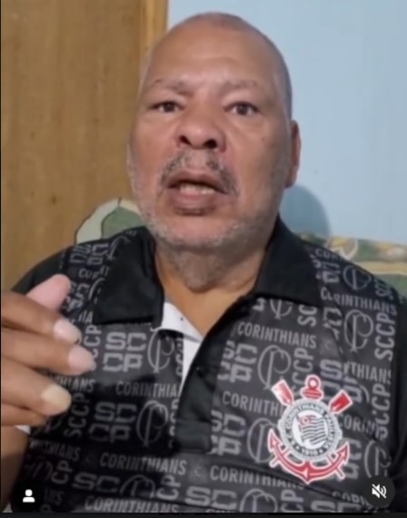 Foto de Maguila com a camisa do Corinthians