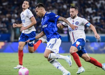 Kaio Jorge e Éverton Ribeiro disputando posse de bola