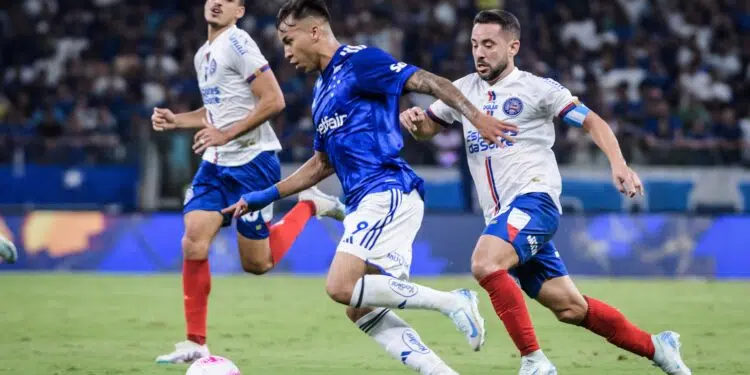 Kaio Jorge e Éverton Ribeiro disputando posse de bola