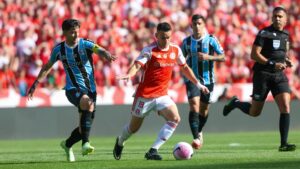 Rafael Borré em ação no Gre-Nal 443