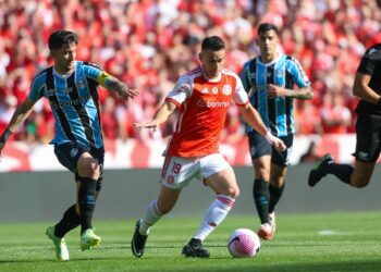 Rafael Borré em ação no Gre-Nal 443