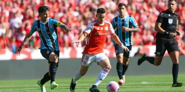 Rafael Borré em ação no Gre-Nal 443