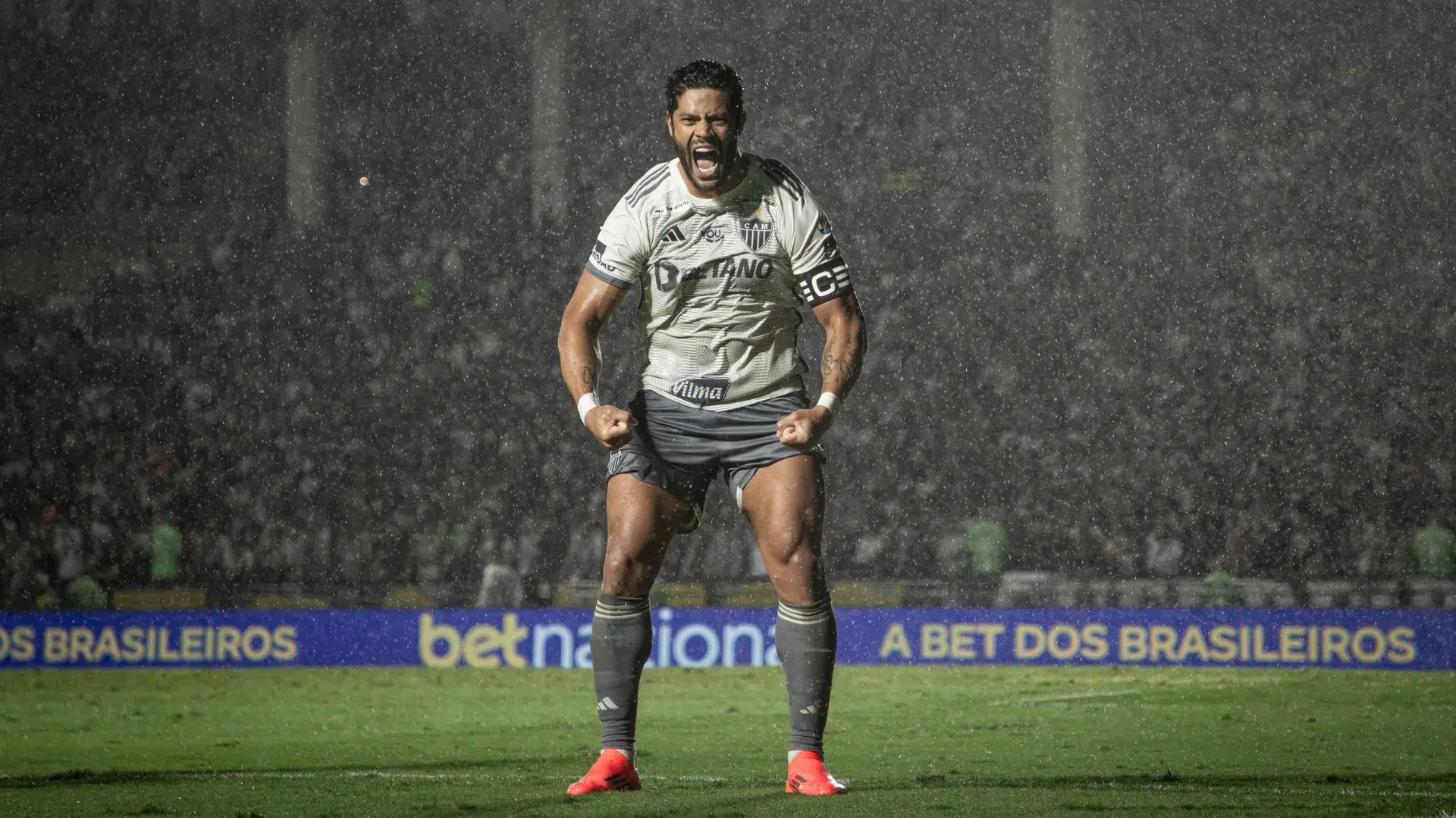 Hulk comemorando o gol decisivo contra o Vasco, em São Januário