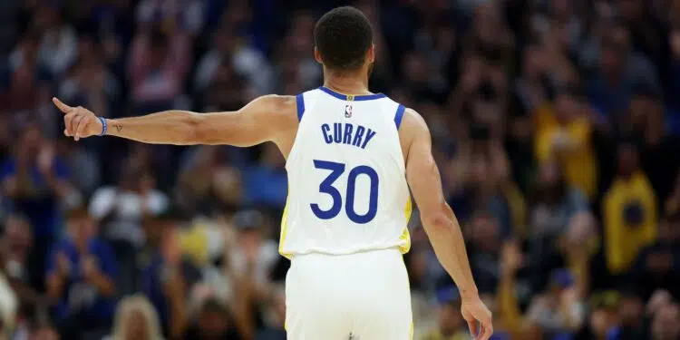 Stephen Curry em ação na pré-temporada do Golden State Warriors