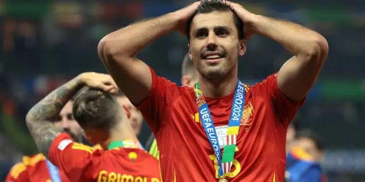 Rodri comemorando o título da Eurocopa, com a seleção da Espanha