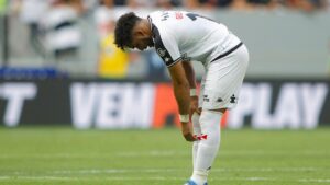Payet lamentando lance em jogo do Vasco