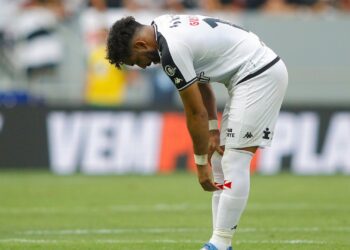Payet lamentando lance em jogo do Vasco