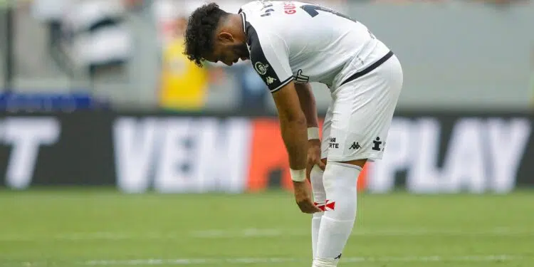 Payet lamentando lance em jogo do Vasco
