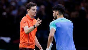 Cumprimento entre Alcaraz e Humbert, após jogo pela terceira rodada do ATP de Paris