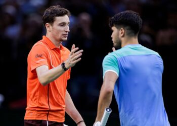 Cumprimento entre Alcaraz e Humbert, após jogo pela terceira rodada do ATP de Paris