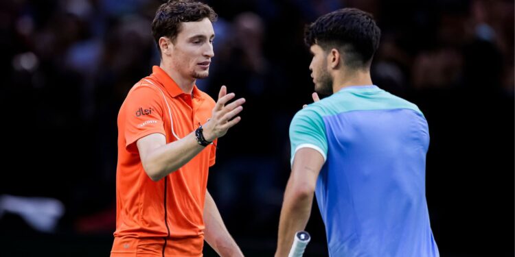 Cumprimento entre Alcaraz e Humbert, após jogo pela terceira rodada do ATP de Paris