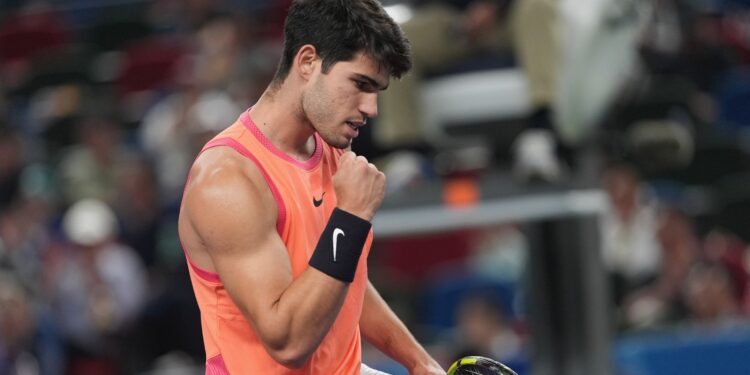 Alcaraz vence Holer Rune no Six Kings Slam