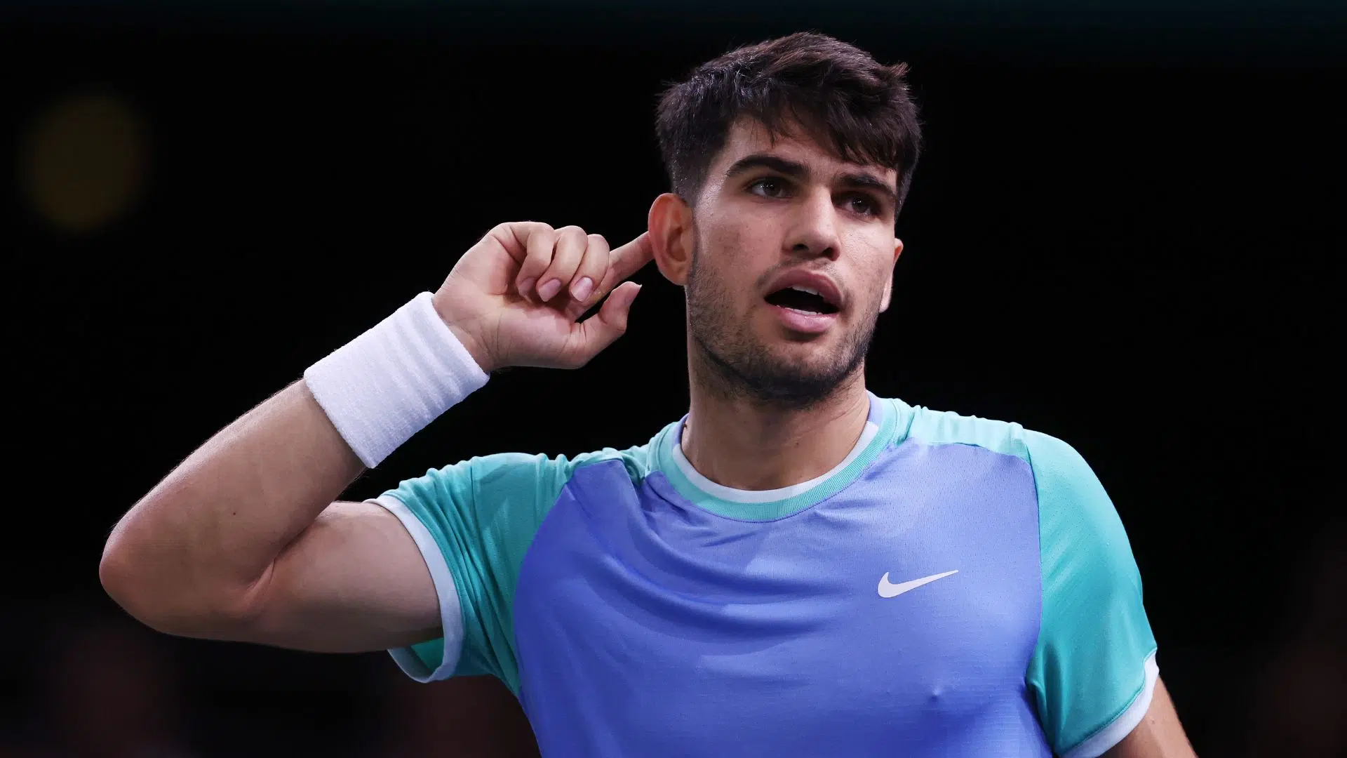Alcaraz comemorando ponto contra Ugo Humbert, no ATP de Paris