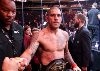 Alex Poatan vence Rountree Jr e mantém cinturão do UFC