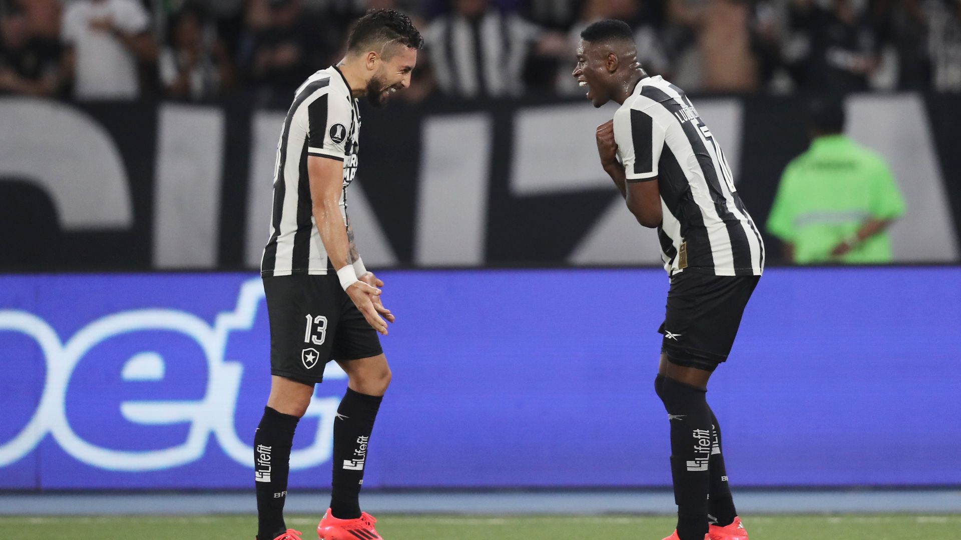 Alex Telles e Luiz Henrique comemorando gol do Botafogo