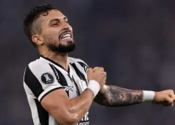 Alex Telles celebrando goleada do Botafogo contra o Peñarol