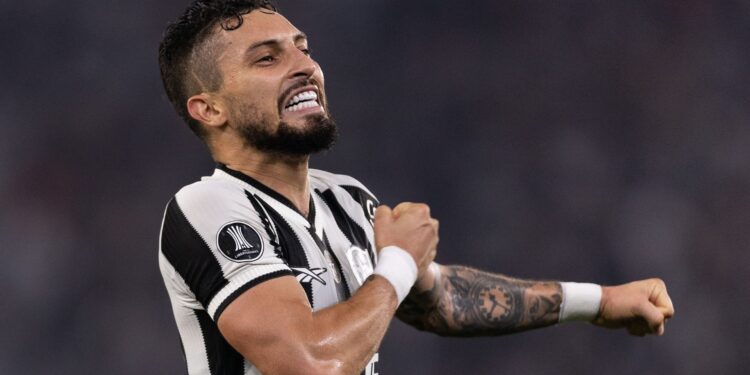 Alex Telles celebrando goleada do Botafogo contra o Peñarol