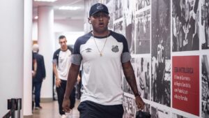 Alfredo Morelos chegando no Morumbis, antes de São Paulo x Santos