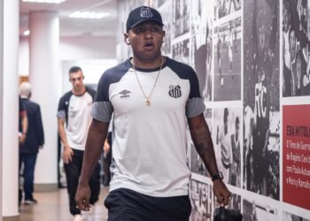 Alfredo Morelos chegando no Morumbis, antes de São Paulo x Santos