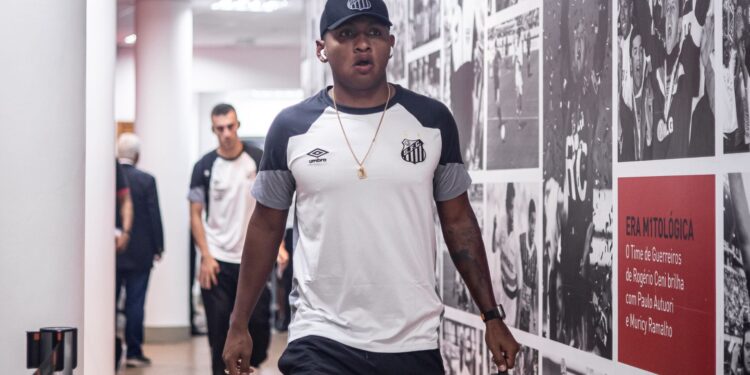 Alfredo Morelos chegando no Morumbis, antes de São Paulo x Santos