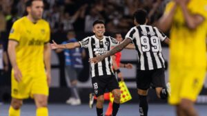 Thiago Almada e Igor Jesus comemorando gol contra o Peñarol, no Nilton Santos