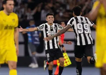 Thiago Almada e Igor Jesus comemorando gol contra o Peñarol, no Nilton Santos