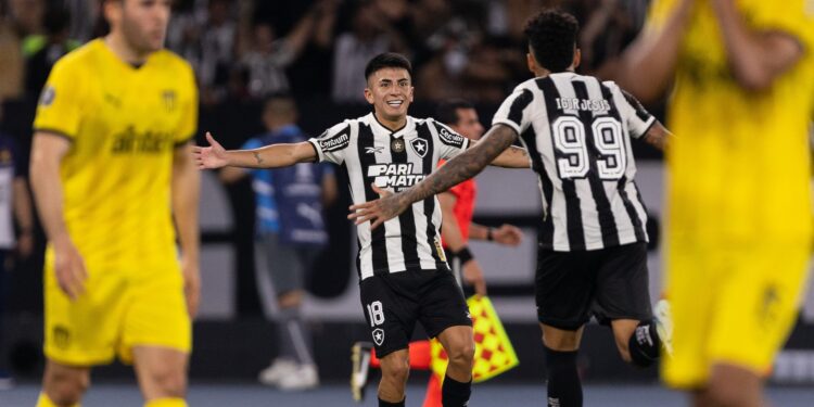 Thiago Almada e Igor Jesus comemorando gol contra o Peñarol, no Nilton Santos