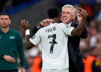 Ancelotti explica abraço em Vini Jr