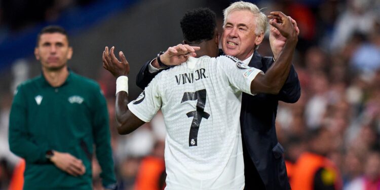 Ancelotti explica abraço em Vini Jr
