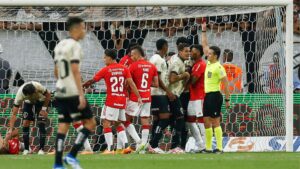 Caio Max Augusto Viera apresentando cartão vermelho a Lucas Veríssimo