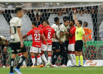 Caio Max Augusto Viera apresentando cartão vermelho a Lucas Veríssimo