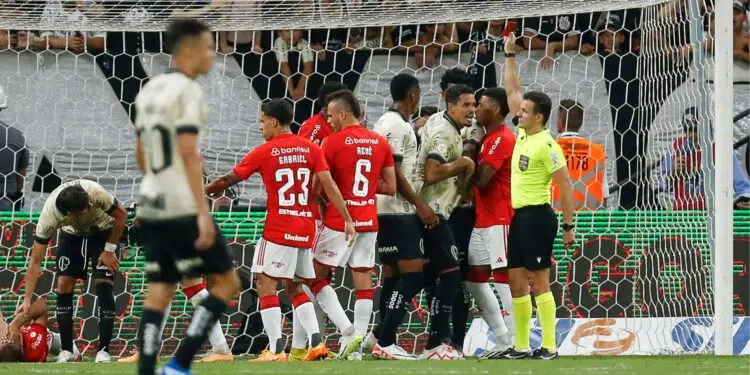 Caio Max Augusto Viera apresentando cartão vermelho a Lucas Veríssimo