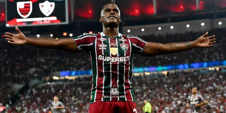 Árias volta da seleção para decidir clássico no Fluminense